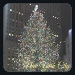 Sticker Carré New York City Rockefeller Center Christmas Tree NY<br><div class="desc">Il présente une photo couleur originale du sapin de Noël du Rockefeller Center. Photographié à Manhattan,  New York. Beaucoup d'autres NYC et photos de nature sont également disponibles dans cette boutique. Ne vois-tu pas exactement ce que tu cherches ? Contactez Rebecca pour avoir un produit customisé pour vous !</div>