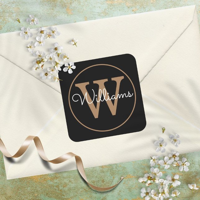 Sticker Carré Nom de monogramme élégant noir et or (Elegant Black and Gold Monogram Name Square Sticker)