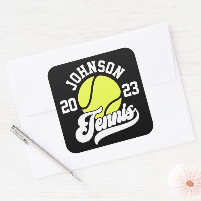 Sticker Carré NOM Personnalisé Tennis Lecteur Racket Ball Court (Enveloppe)
