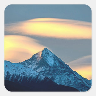 Sticker Carré Nuages Uniques Au-Dessus Des Montagnes Couvertes D