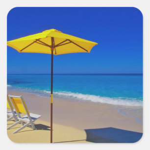 Sticker Carré Parapluie de plage jaune et chaises sur plage imma