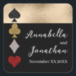 Sticker Carré Parties scintillant Gold & Black Las Vegas Casino<br><div class="desc">Ces étiquettes autocollants personnalisés ont un thème de casino Las Vegas. L'arrière - plan est noir avec une bannière en or sur le dessus. Les quatre costumes dans un jeu de cartes est imprimé à gauche dans un motif horizontal. Le pique est un design de parties scintillant noire, le club...</div>