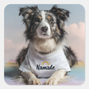 Sticker Carré Petit chien dans un T-shirt "Namaste" sur un Yoga