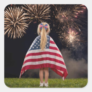 Sticker Carré Petite fille enveloppée dans un drapeau américain