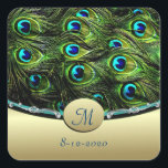 Sticker Carré Phoques d'enveloppe Mariage à thème Peacock<br><div class="desc">Les enveloppes mariages à thème Peacock sont décorées de plumes de paon vibrantes dans des tons de bleus, d'aqua, de verts et d'or. Le fond est recouvert d'or enveloppé d'un monogramme sur le dessus. Les côtés du monogramme sont ornés d'élégants bijoux en argent et de diamants (accents). Changez le monogramme...</div>
