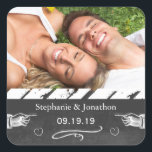 Sticker Carré Photo Chalkboard Wedding Enregistrer la date Sceau<br><div class="desc">Chalkboard Retro Pointing Mains Vintage Moderne Photo du futur M. et Mme Cottagecore Bistro Style Mariage Photo Sticker Sweet et sassy Rustique Chic Typographie Rustique Luxe avec un élément esthétique Filigree vintage qui est unique et sûr d'obtenir beaucoup de compliments lorsque vous envoyez ceux-ci à vos invités. Doucement romantique Les...</div>