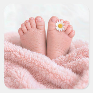 Sticker Carré Pieds de bébé fille avec une marguerite blanche