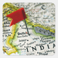 Pignon de carte placé à New Delhi, Inde sur la car