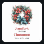 Sticker Carré Pine Wreath avec Holly Christmas Candle Crafting<br><div class="desc">Bougie,  savon. artisanat ou autocollants de produits de cuisine avec une jolie couronne de Noël. Une image festive avec une couronne de pin décorée de fleurs rouges,  sainte et un joli arc bleu. Délicieux.</div>