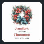 Sticker Carré Pine Wreath avec Holly Christmas Candle Crafting<br><div class="desc">Bougie,  savon. artisanat ou autocollants de produits de cuisine avec une jolie couronne de Noël. Une image festive avec une couronne de pin décorée de fleurs rouges,  sainte et un joli arc bleu. Délicieux.</div>