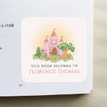 Sticker Carré Pink Princess 'Ce Livre Appartient' Girls Bookplat<br><div class="desc">Ce modèle d'autocollant de bibliothèque mignon et fantaisiste pour enfants "ce livre appartient à" présente un château de princesse rose,  avec des lièvres,  un cerf et des fleurs,  et peut être personnalisé avec votre nom de filles. L'ajout magique rose parfait à vos fournitures scolaires pour enfants.</div>