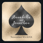 Sticker Carré Pique noir sur fond doré<br><div class="desc">Ces autocollants personnalisés présentent un thème de cartes à jouer ou de poker pour un mariage à Las Vegas ou dans un casino. Une image d'un pique noir est imprimée au centre avec un fond doré. Deux exemples de noms sont imprimés sur le pique avec une date de mariage d'exemple...</div>