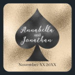 Sticker Carré Pique noir sur fond doré<br><div class="desc">Ces autocollants personnalisés présentent un thème de cartes à jouer ou de poker pour un mariage à Las Vegas ou dans un casino. Une image d'un pique noir est imprimée au centre avec un fond doré. Deux exemples de noms sont imprimés sur le pique avec une date de mariage d'exemple...</div>