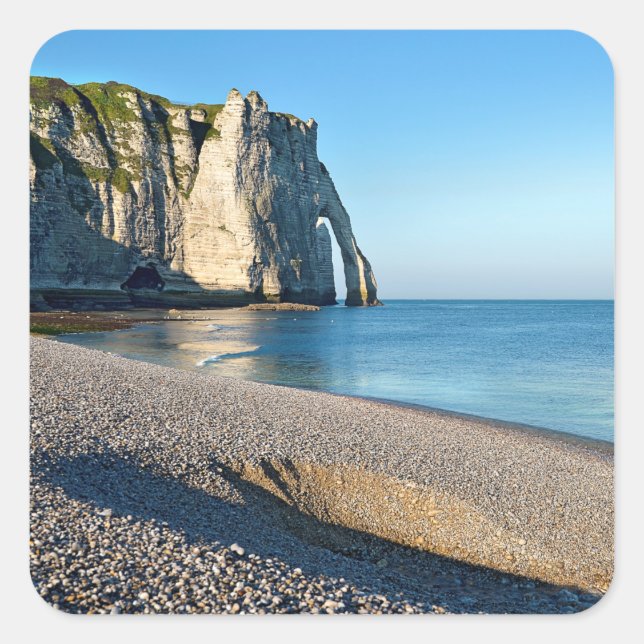 Sticker Carré Plage de galets et falaise d'Etretat en France Pos (Devant)