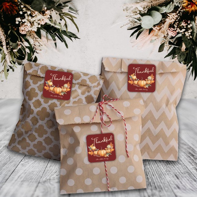 Sticker Carré Plush Red Thanksgiving Friendsgiving Dîner Personn (Créateur téléchargé)