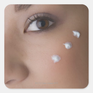 Sticker Carré Portrait d'une jeune femme avec de la crème sur el
