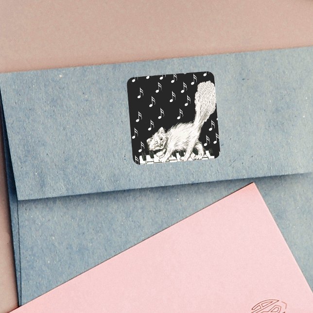 Sticker Carré Queue blanche en mousse de chat sur les clés de pi (Winking cute white cat walking on piano keys white music notes on black square sticker.)