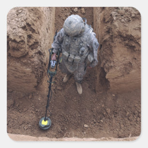 Sticker Carré Recherches de spécialiste d'une cachette d'armes