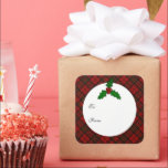 Sticker Carré Red Christmas tartan Holly twig Votre texte Balise<br><div class="desc">Red Christmas tartan Holly twig Votre texte Balise cadeau. Joli plaid rouge festif avec brindille sainte,  cercle blanc et texte.</div>