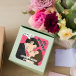 Sticker Carré Retro 70's Comic Book Pop Art Romantic Fun Mariage<br><div class="desc">Voici notre nouveau design mariage, parfait pour les couples qui veulent intégrer leur amour pour la bande dessinée et le pop art à leur grand jour ! Notre thème rétro mariage est inspiré par le style des années 70, avec une touche moderne qui fera de votre journée un moment unique....</div>