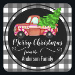Sticker Carré Retro Christmas Red Truck Nom de famille<br><div class="desc">Camion rouge rétro amusant avec sapin de Noël. Camion à thème bonbons. Le nom de famille personnalisé favorise les scellés,  les scellés d'enveloppe,  ou juste des autocollants de Noël amusants.</div>