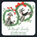 Sticker Carré Retro Christmas Vintage Poodles Retourner l'adress<br><div class="desc">Autocollants d'adresse de retour personnalisés et rétro pour les propriétaires de canicules - Design étiquette de adresse de Noël Vintage. Un décor de Noël amusant et rétro présente deux caniches noires et grises dans les couronnes de Noël classiques de feuilles saints et de baies nouées avec des arcs rouges. Imprimé...</div>