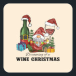 Sticker Carré Rêver d'un Noël de vin<br><div class="desc">Ce design mignon et festif comprend l'expression amusante "Dreaming of A Wine Christmas" avec de mignons gnomes de Noël scandinaves portant des chapeaux santa et un verre de vin. Il est parfait pour les amateurs de cacao cette saison d'hiver et Noël.</div>