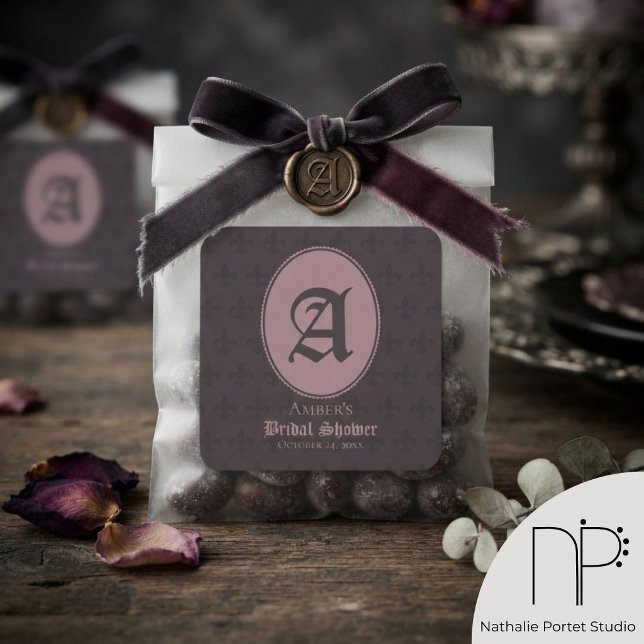 Sticker Carré Rose Poussiéreux Monogramme Fleur-de-Lis  (Dusty pink monogram fleur-de-lis square sticker with dark purple background for chic gothic wedding)