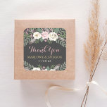 Sticker Carré Rose sombre et Moody rose Mariage de bois floral<br><div class="desc">Nos stickers vintages boho floral mariage merci monogram disposent d'un agencement floral moody des roses romantiques, des fleurs de pivoine et d'anémone, de verdure et de plume bohème rustique dans des tons riches de rose poussiéreux, rose mauve, cassis, blanc crémeux, vert mousse, gris et or sur une couleur gris foncé...</div>