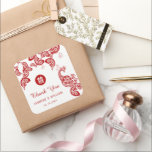 Sticker Carré Rouge Floral Peacock Double Bonheur Mariage asiati<br><div class="desc">Elégant design de paon rouge et blanc bohème avec des détails floraux et une queue en cachemire, associé à un symbole de bonheur double chinois dans un cadre en cercle simple. Un design mariage asiatique très unique, chic et classe pour le couple moderne et élégant. Le double bonheur est un...</div>