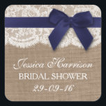 Sticker Carré Ruban de la marine sur Burlap et Fête des mariées<br><div class="desc">Ces rubans bleu marine rustique avec arc sur burlap & dentelle nuptiale autocollants de douche seront l'accessoire parfait pour toute future mariée! Le design comprend un joli arrière - plan rustique effet burlap avec une coupe en dentelle blanche vintage romantique finie par un ruban bleu marine étonnant avec arc. Ces...</div>