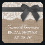 Sticker Carré Ruban noir sur Burlap & Fête des mariées en dentel<br><div class="desc">Ces rubans noirs rustiques avec arc sur burlap & dentelle nuptiale autocollants seront l'accessoire parfait pour toute future mariée! Le design comprend un joli arrière - plan rustique effet burlap avec une coupe romantique vintage en dentelle blanche finie avec un ruban noir avec arc. Ces autocollants peuvent être personnalisés pour...</div>