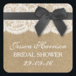 Sticker Carré Ruban Noir Sur Fête des mariées Kraft & Dentelle<br><div class="desc">Ces rubans noirs rustiques avec arc sur kraft & dentelle nuptiale autocollants seront l'accessoire parfait pour toute future mariée ! Le design comprend un joli arrière - plan rustique effet kraft avec une coupe romantique vintage en dentelle blanche finie par un ruban noir avec arc. Ces autocollants peuvent être personnalisés...</div>