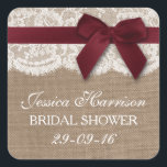 Sticker Carré Ruban rouge sur Burlap et Fête des mariées dentell<br><div class="desc">Ces rubans roux rustiques avec arc sur burlap & dentelle nuptiale autocollants seront l'accessoire parfait pour toute future mariée! Le design comprend un joli arrière - plan rustique effet burlap avec une coupe en dentelle blanche vintage romantique finie par un ruban rouge avec arc. Ces autocollants peuvent être personnalisés pour...</div>