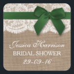 Sticker Carré Ruban vert sur Burlap & Fête des mariées en dentel<br><div class="desc">Ces rubans vert rustique avec arc sur burlap & dentelle nuptiale autocollants seront l'accessoire parfait pour toute future mariée! Le design comprend un joli arrière - plan rustique effet burlap avec une coupe romantique vintage en dentelle blanche finie avec un ruban vert avec arc. Ces autocollants peuvent être personnalisés pour...</div>