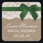 Sticker Carré Ruban vert sur Burlap & Fête des mariées en dentel<br><div class="desc">Ces rubans vert rustique avec arc sur burlap & dentelle nuptiale autocollants seront l'accessoire parfait pour toute future mariée! Le design comprend un joli arrière - plan rustique effet burlap avec une coupe romantique vintage en dentelle blanche finie avec un ruban vert avec arc. Ces autocollants peuvent être personnalisés pour...</div>