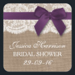 Sticker Carré Ruban Violet Sur Burlap & Fête des mariées Dentell<br><div class="desc">Ces rubans rustiques violets avec arc sur burlap & dentelle nuptiale autocollants de douche seront l'accessoire parfait pour toute future mariée! Le design comprend un bel arrière - plan rustique effet burlap avec une coupe en dentelle blanche vintage romantique finie avec un ruban violet avec arc. Ces autocollants peuvent être...</div>