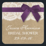 Sticker Carré Ruban Violet Sur Fête des mariées Kraft & Dentelle<br><div class="desc">Ces rubans rustiques violets avec arc sur kraft & dentelle nuptiale autocollants seront l'accessoire parfait pour toute future mariée! Le design est composé d'un arrière - plan rustique à effet kraft avec une coupe vintage romantique en dentelle blanche finie par un ruban violet avec arc. Ces autocollants peuvent être personnalisés...</div>