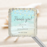 Sticker Carré Rustic Beach Mariage côtier de bois Merci<br><div class="desc">Ces stickers de Merci de mariage de plage simple et élégant sont un complément parfait au reste de la suite de mariage de plage rustique,  ou toute destination ou mariage côtier. La scène océanique est encadrée de bois patiné rustique,  avec des lampes à cordes au sommet.</div>