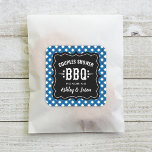 Sticker Carré Rustic Blue En vichy barbecue Mariage Couples Douc<br><div class="desc">Les autocollants de faveur à thème pour wedding shower décontracté BBQ / barbecue comprennent un cadre décoratif noir doux,  des polices occidentales et modernes,  des accents d'étoile,  et un design de bordure en nappe en vichy bleu.</div>