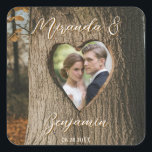 Sticker Carré Rustic Tree Bark Mariage photo<br><div class="desc">Une belle configuration mariage rustique avec un gros plan d'écorce d'arbre orné de lumières à cordes douces et brillantes. La texture naturelle de l'écorce associée à la lumière chaleureuse crée une atmosphère romantique et enchanteresse,  idéale pour les mariages extérieurs ou boisés.</div>