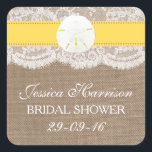 Sticker Carré Sable Dollar Beach Fête des mariées - Jaune<br><div class="desc">Ces stickers de douche nuptiale de plage de sable jaune en dollar seront l'accessoire parfait pour toute future mariée! Le design est composé d'un bel arrière - plan rustique effet burlap avec une coupe en dentelle vintage romantique finie avec un dollar de sable étonnant sur un ruban jaune. Ces autocollants...</div>
