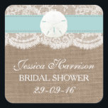 Sticker Carré Sable Dollar Beach Fête des mariées - Turquoise<br><div class="desc">Ces stickers de douche nuptiale de plage de sable turquoise et dollar seront l'accessoire parfait pour toute future mariée ! Le design présente un bel arrière - plan rustique effet burlap avec une coupe en dentelle vintage romantique finie avec un dollar de sable étonnant sur un ruban turquoise. Ces autocollants...</div>