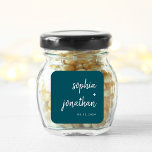 Sticker Carré Script minimaliste moderne Profondément Turquoise<br><div class="desc">Ces autocollants de mariage élégants et minimalistes présentent une typographie de script moderne blanc et un texte sans serif propre sur un arrière - plan turquoise coloré et profond pour un design simple et élégant que vous aimerez.</div>