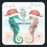 Sticker Carré Seahorse Kiss Beach Christmas Couples Douche<br><div class="desc">Ajoutez une touche côtière mignonne lorsque vous envoyez vos invitations avec ces stickers de douche à thème de plage couple de Noël! Doté d'un couple d'hippocampes aquarelles sur une plage tropicale portant des chapeaux de Père Noël et s'embrassant sous un faux-pied. Parfait pour les fêtes de la douche d'hiver et...</div>