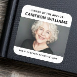 Sticker Carré Signé par l'auteur photo nom site Web URL blanc<br><div class="desc">Les autocollants de la signature du livre avec une photo de l'auteur avec une bordure blanche ou personnalisée en couleur le long du haut et du bas. Champ modèle "signé par l'auteur" et son nom. Toutes les couleurs sont personnalisables dans l'outil de conception.</div>