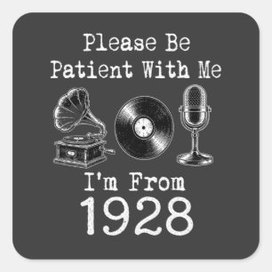Sticker Carré S'il Vous Plaît Soyez Patient Je Suis De 1928 Anni
