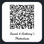Sticker Carré Site web personnalisé de QR Code Mariage Photo Sha<br><div class="desc">Votre code QR unique et votre texte personnalisé mettent en évidence ces autocollants carrés conçus pour le partage de photos mariages entre les invités.</div>