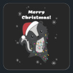 Sticker Carré Skunk Christmas Skunks Winter Animaux<br><div class="desc">La peau pour Noël avec des lumières de fées. Animaux amusants avec des cadeaux et de la neige aux vacances. Aussi drôle pour Noël en juillet. Les teinturiers sont des animaux doux et parfaits pour Noël.</div>