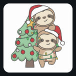 Sticker Carré Sloth Christmas Tree Animaux de Noël Sloths<br><div class="desc">Les Sloths ressemblent à un arbre de Noël. Avec des lumières de fées et des casquettes de Père Noël,  ils sont parfaits pour Noël. Chaque amant de Sloth est heureux des animaux mignons pour les vacances</div>